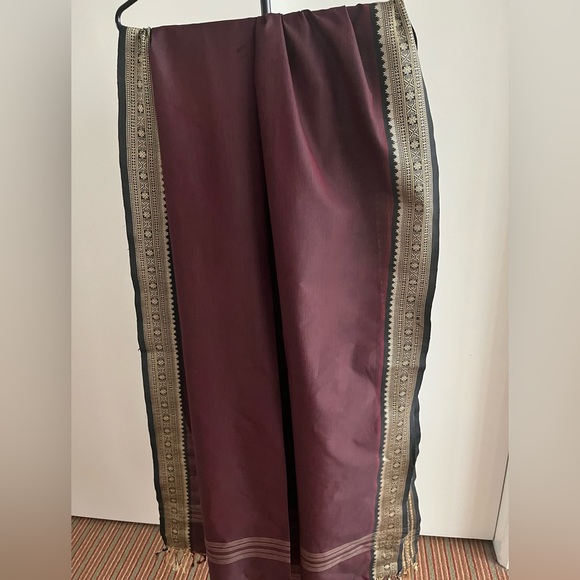 A gorgeous thread work border burgundy black Dupatta wrap shawl scarf 🧣94" long - Picture 5 of 6